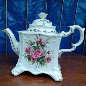 Beautiful Crown Dorset Teapot